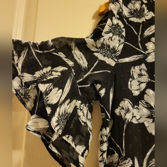 Sara Michelle Open Shoulder blouse Sz Medium - Picture 2 of 5